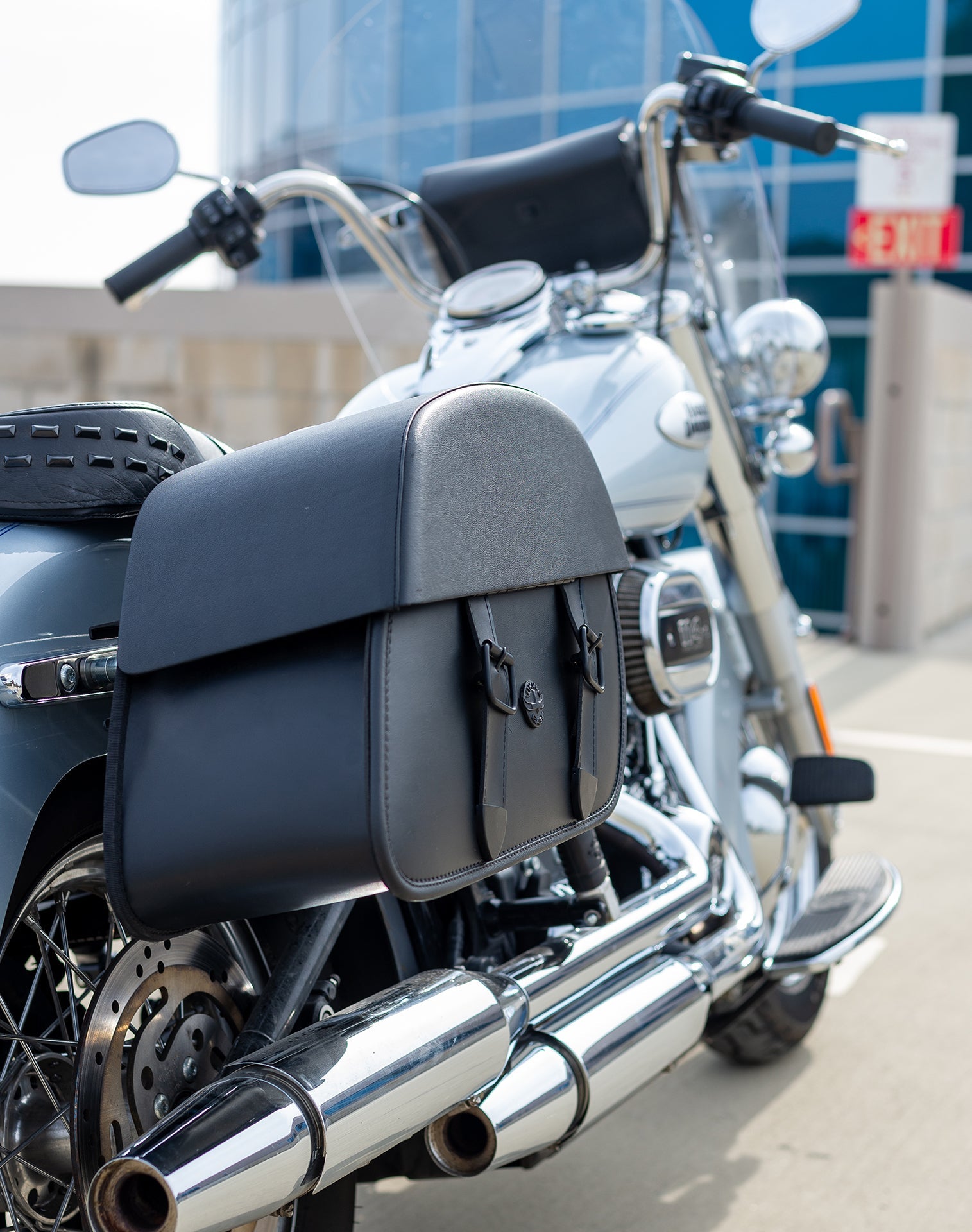 28L - Baelor Medium Hard Mount Saddlebags for Harley Softail Heritage FLHC/S - Image 5